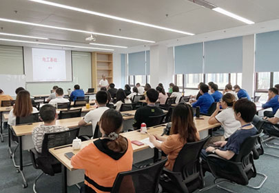 在工作中不斷學(xué)習(xí)，在學(xué)習(xí)中不斷進(jìn)步